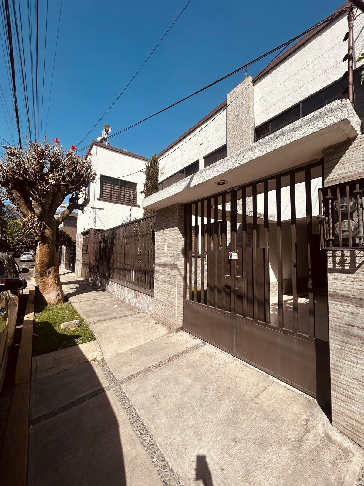 2 de 28: Fachada principal