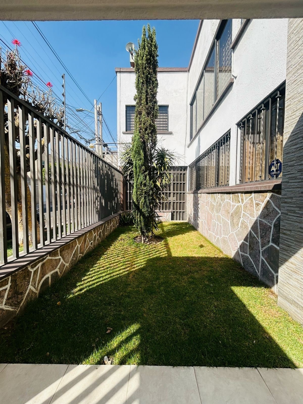 3 de 28: Jardín delantero