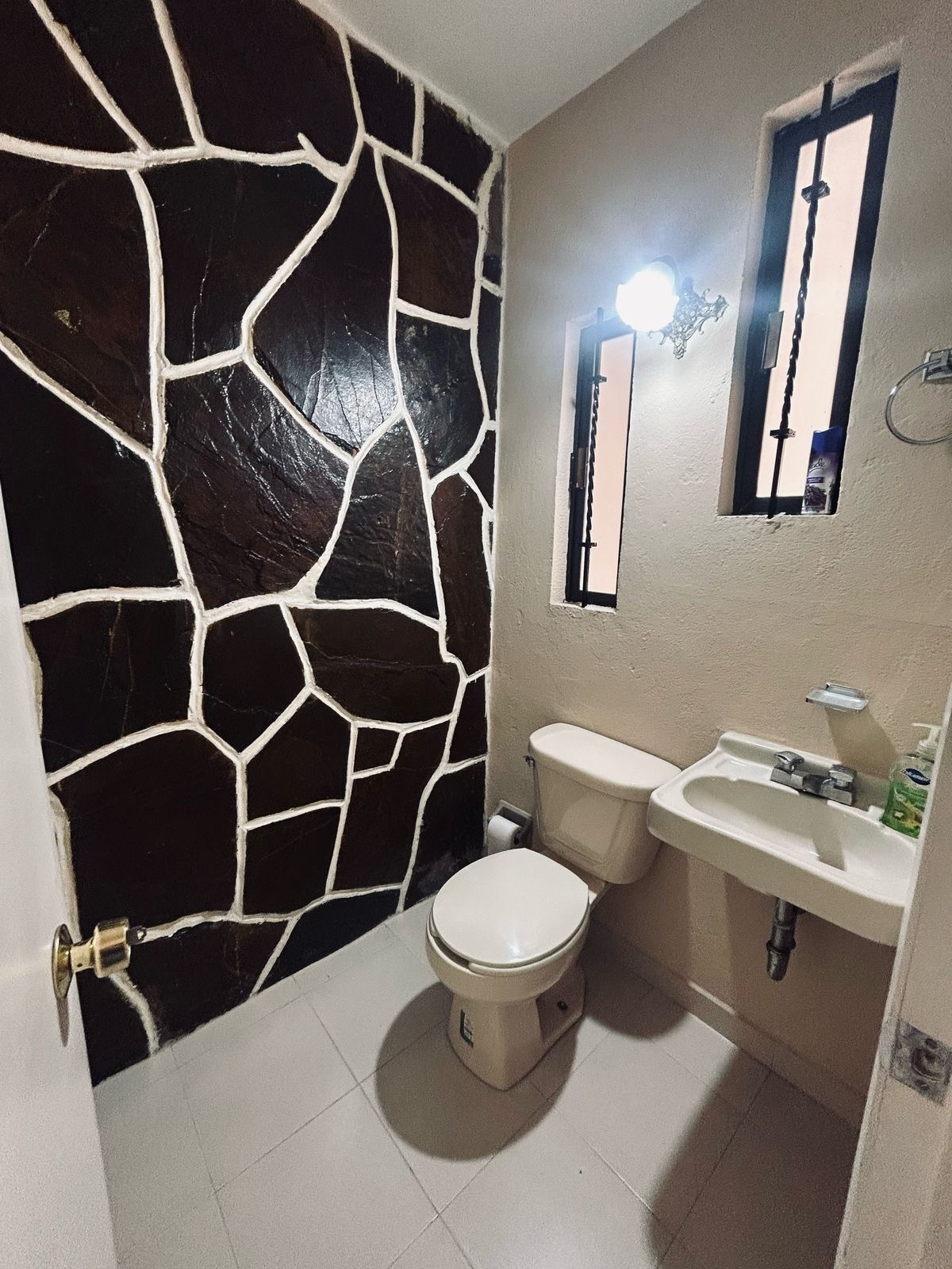 23 de 28: Medio baño de departamento