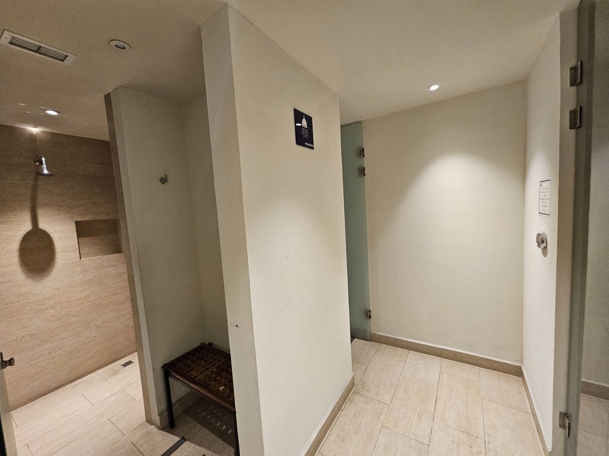 26 de 33: REGADERAS EN AREA DE SPA