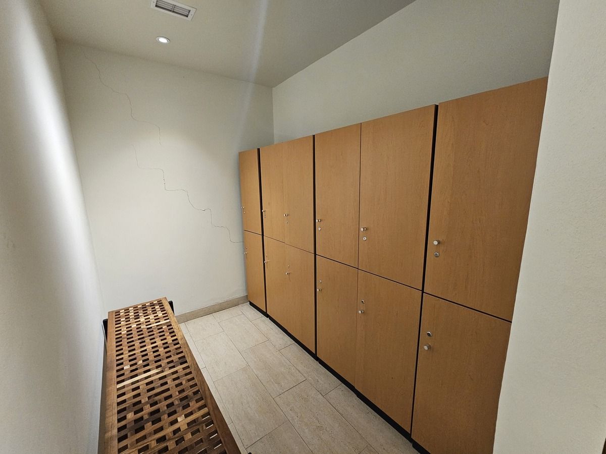30 de 33: AREA DE LOCKERS EN SPA
