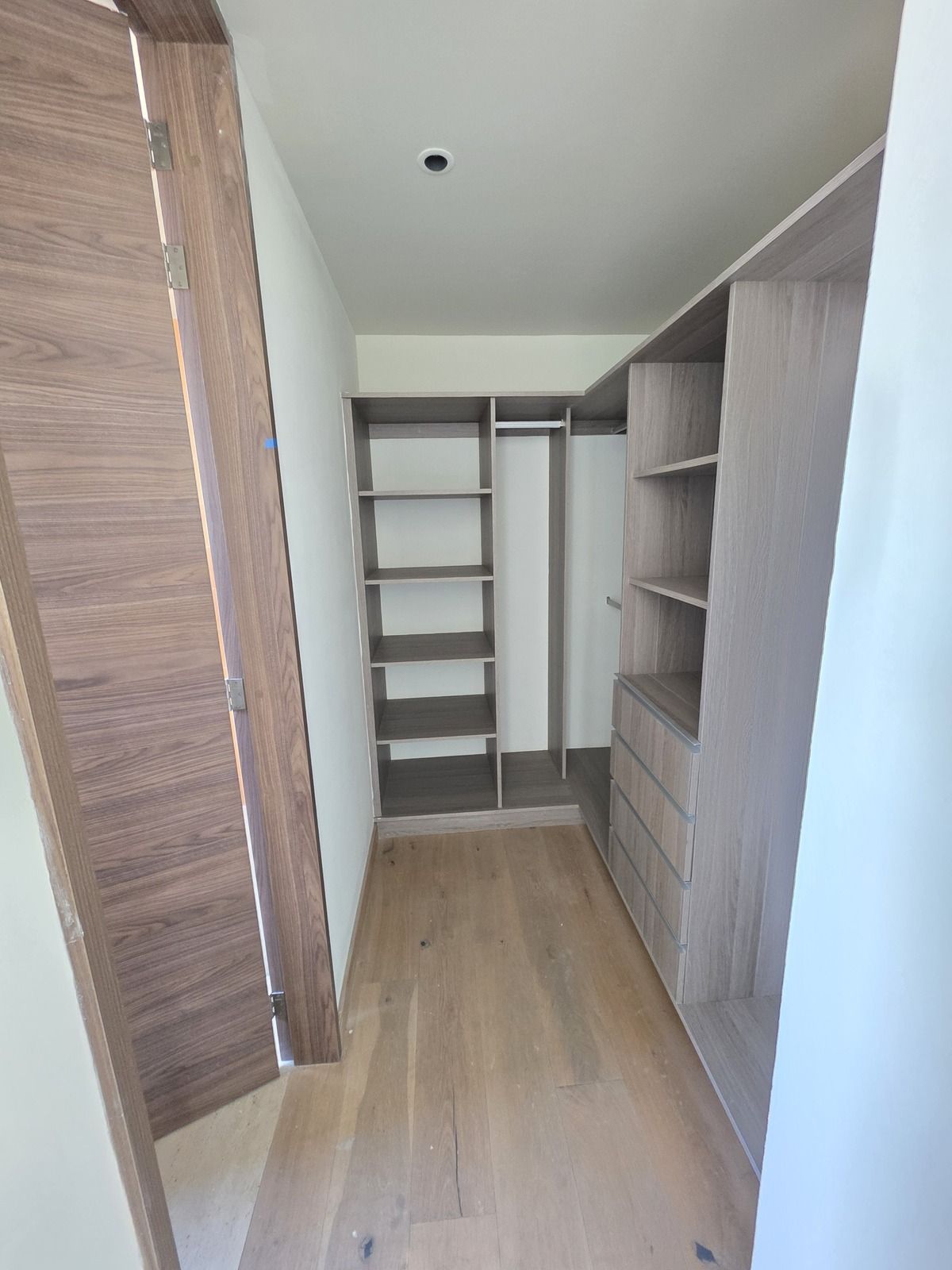 8 de 33: VESTIDOR HAB PRINCIPAL