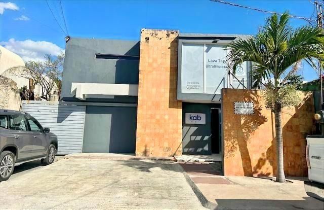 Oficina ubicada entre la av Cupules y Circuito Colonias