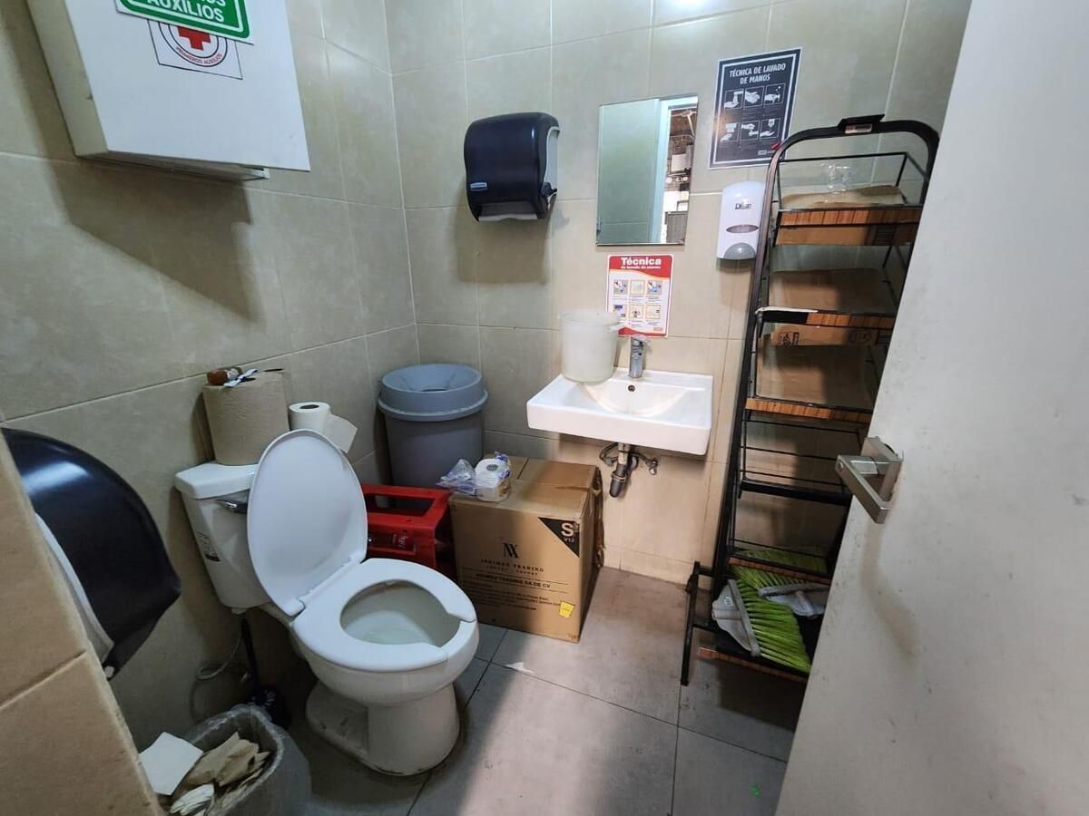 3 de 6: Medio baño