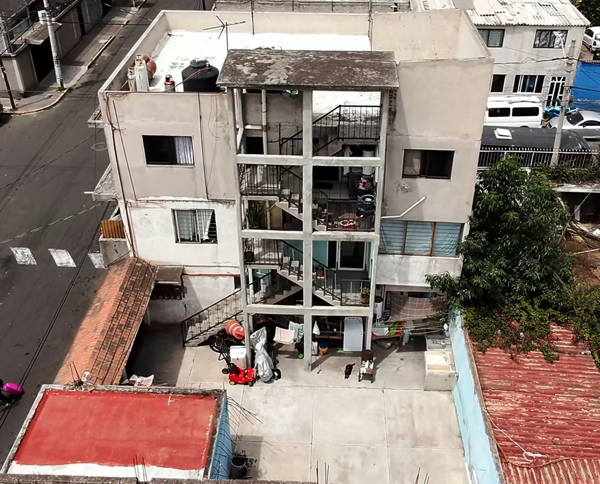 3 de 15: Escalera externa