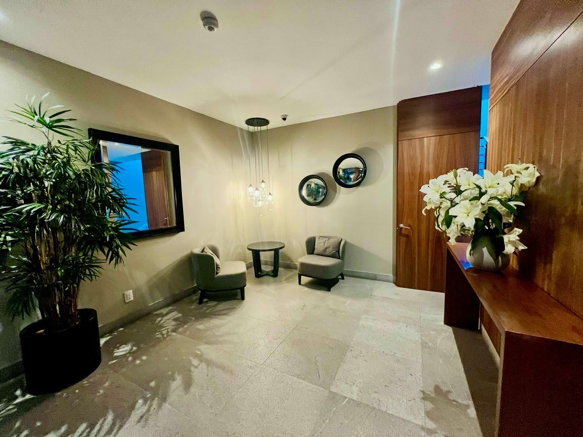 27 de 28: lobby estacionamiento