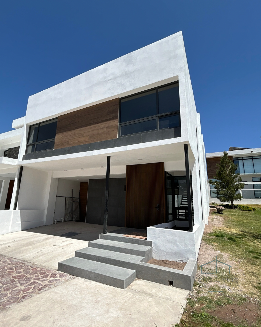 1 of 8: Fachada
