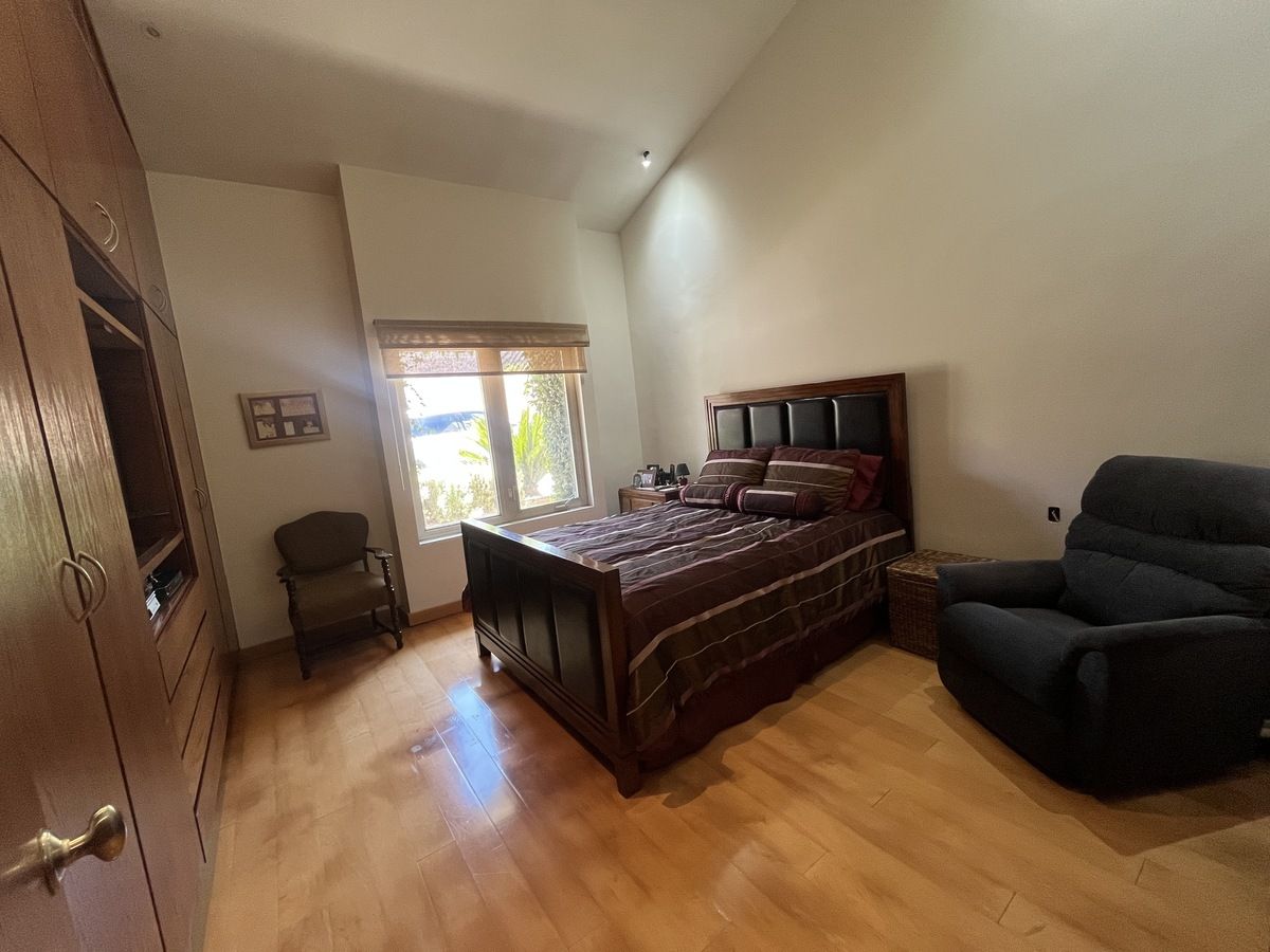 8 de 10: Estudio o recámara en planta baja con baño completo