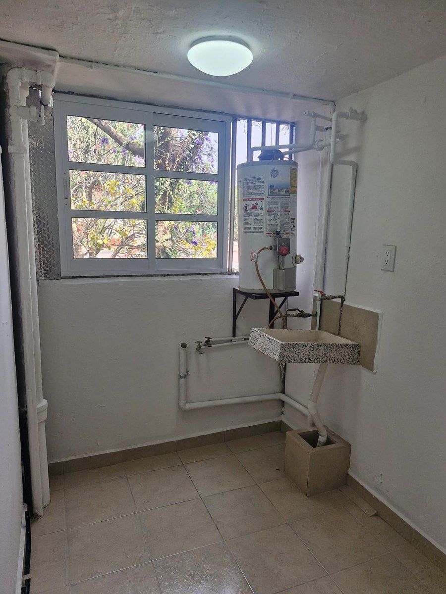 2 of 21: Area de lavado a un lado de la cocina