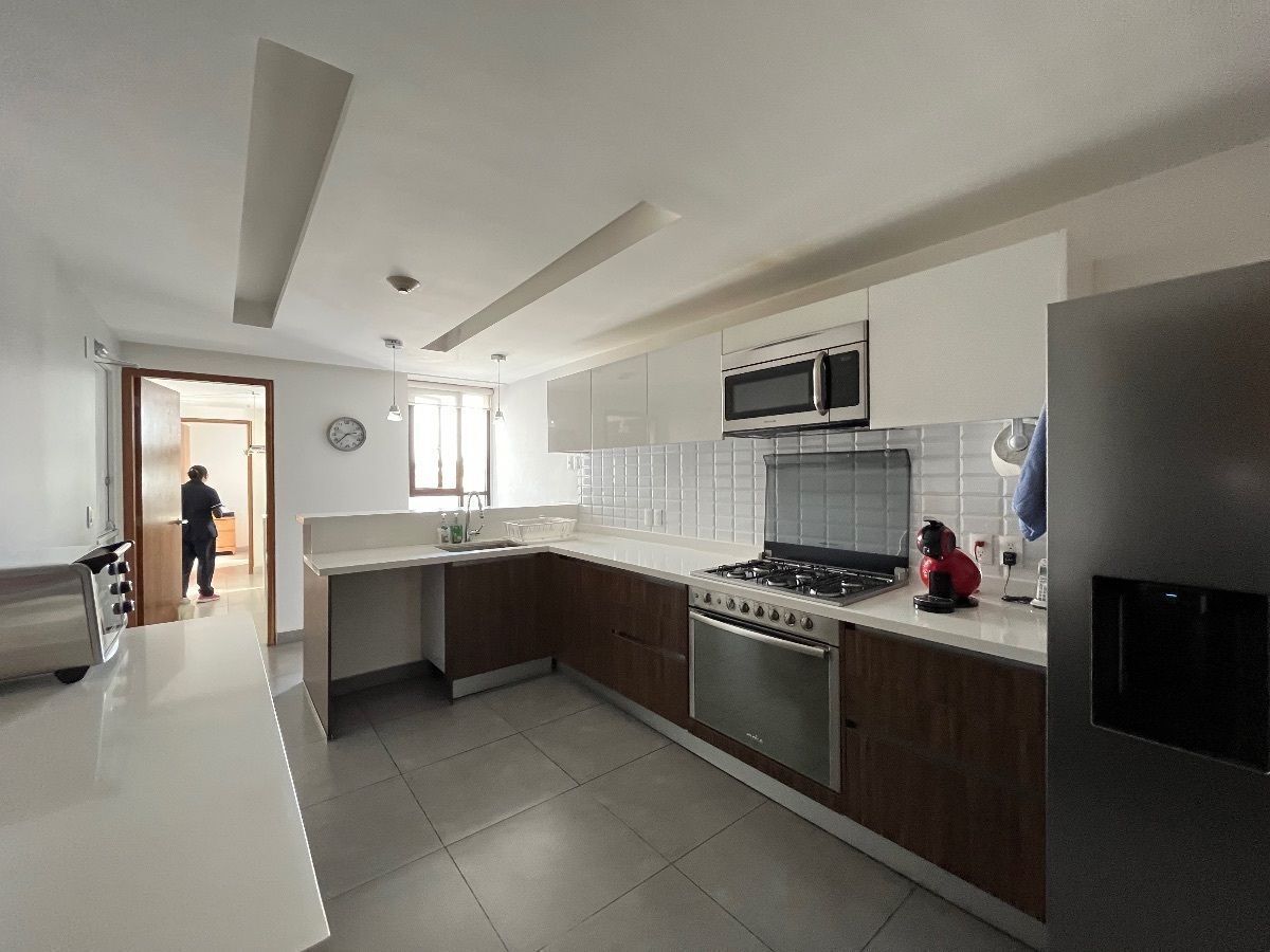 8 of 21: Cocina con alacena