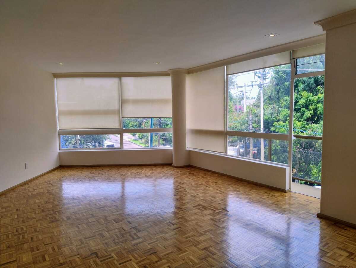 5 de 25: Sala con balcón