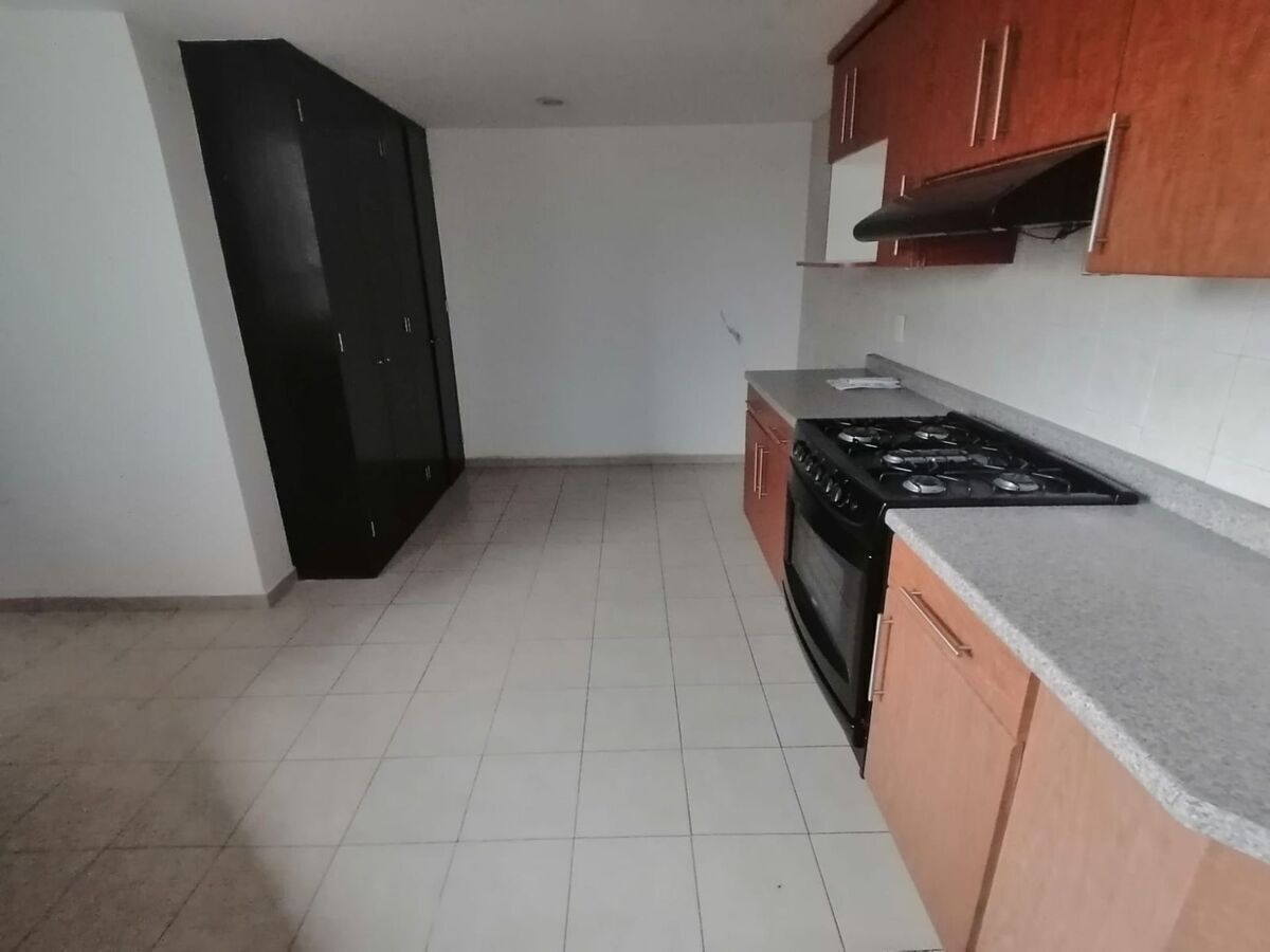 5 of 25: Cocina amplia con buena alacena.