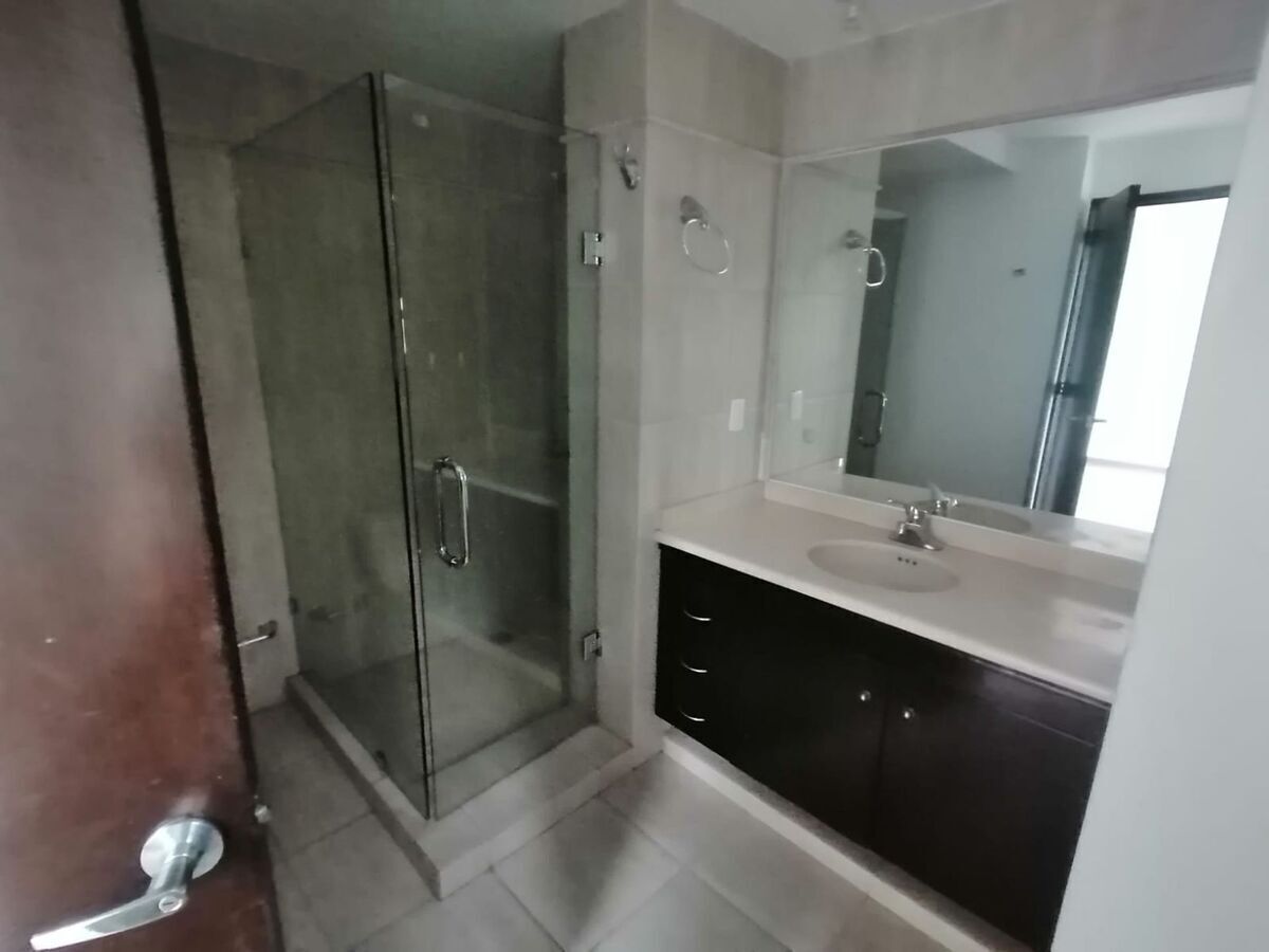 7 of 25: Baño principal