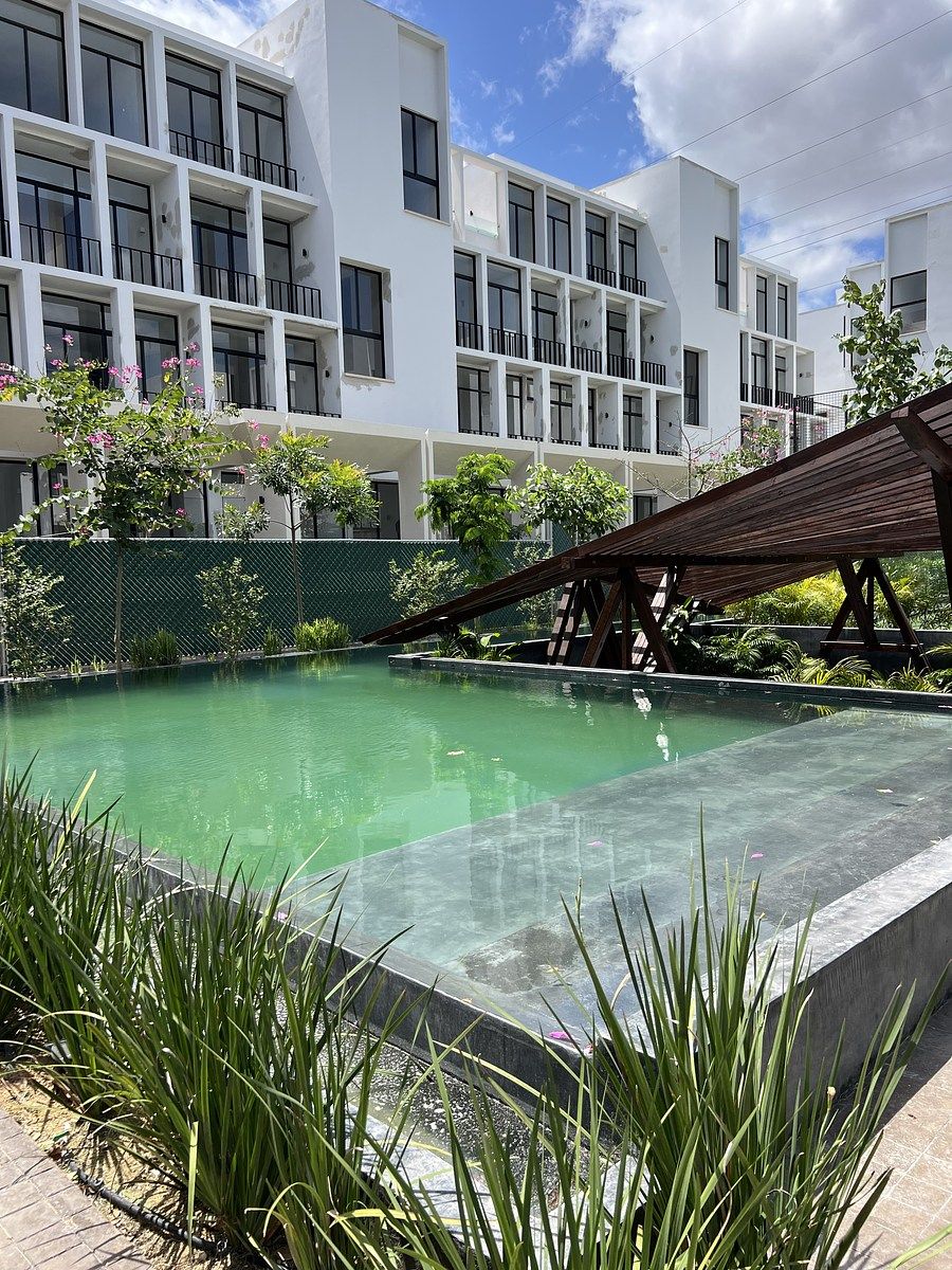 20 of 33: Piscina con canal de nado