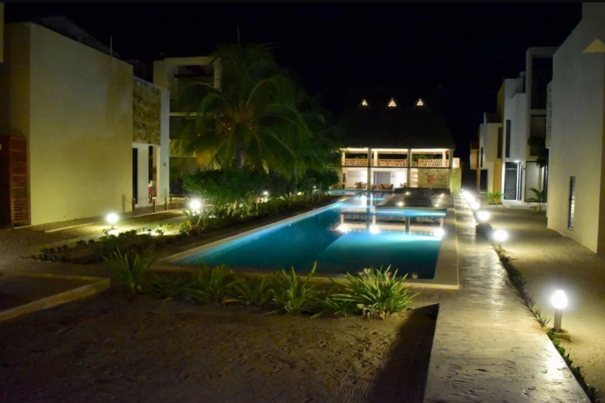 19 de 26: Alberca de Noche