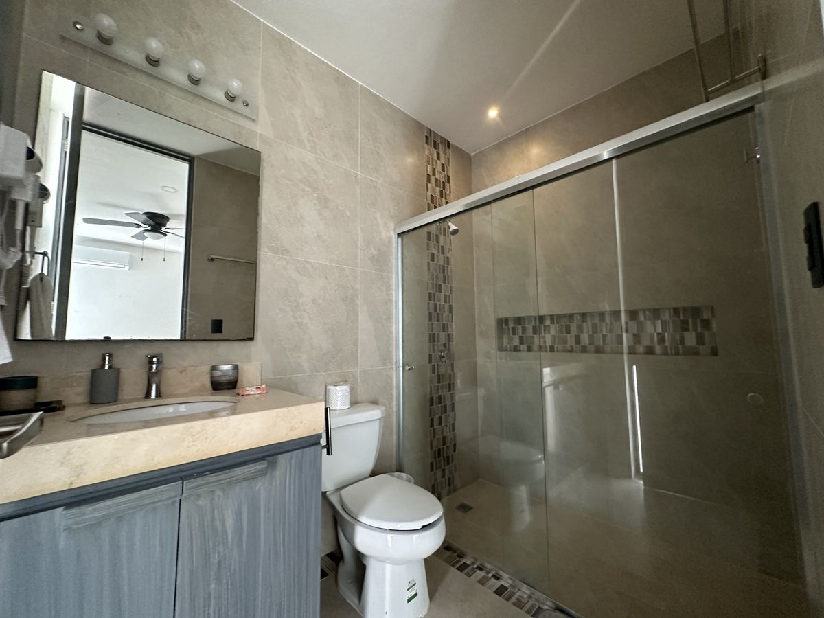 17 de 26: Baño, Segunda Habitación