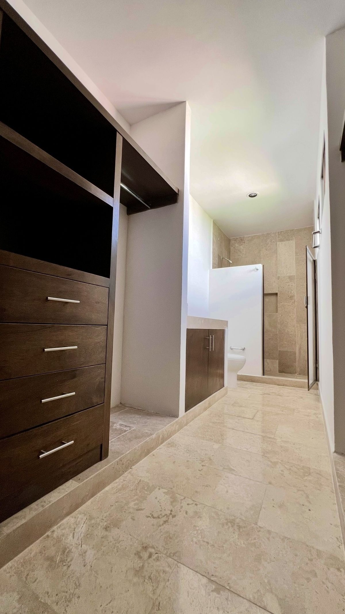 6 de 24: Closet vestidor baño recámara planta baja