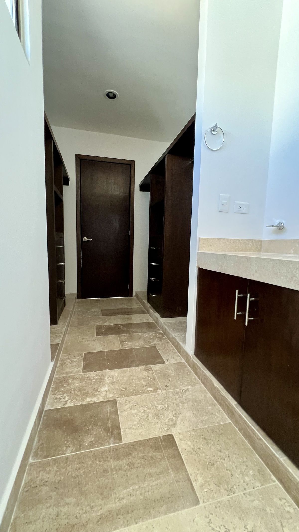 13 de 24: Closet vestidor y baño recámara 2