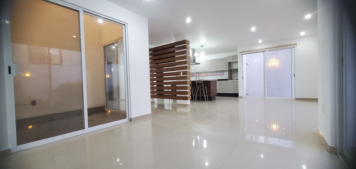 Venta Casa El Refugio* 3 recs con baño c/u + estudio y jardin