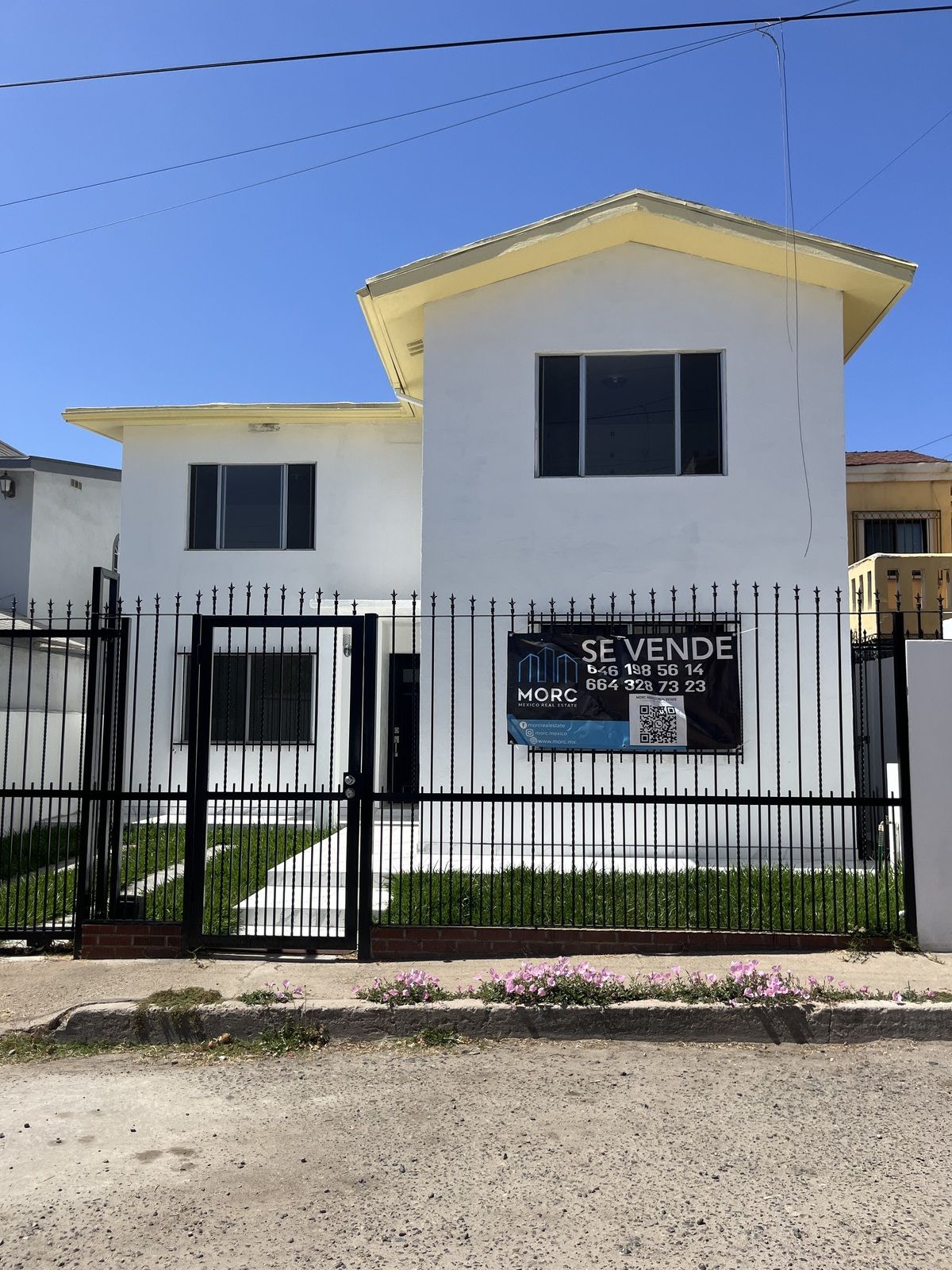 Hermosa Casa en Venta en Valle Dorado, Ensenada, B.C. Sección Lagos.
