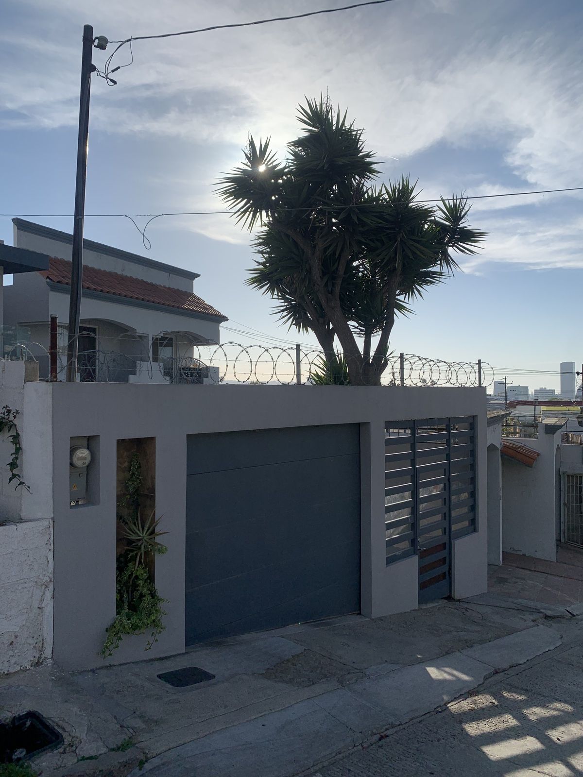 2 of 25: Fachada