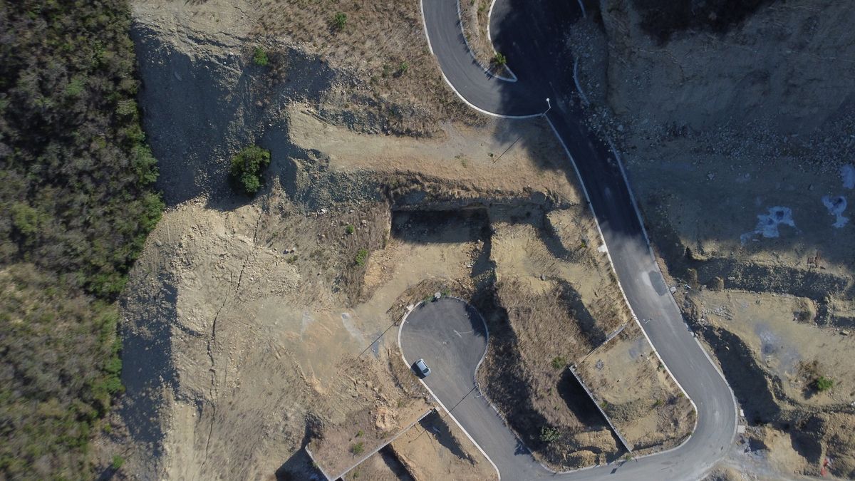 Fotografía del parque central con áreas verdes y bancas para