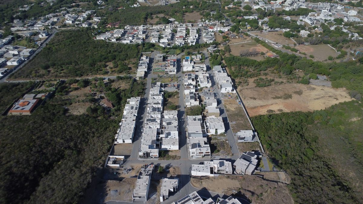 Imagen del entorno residencial con calles amplias y acceso