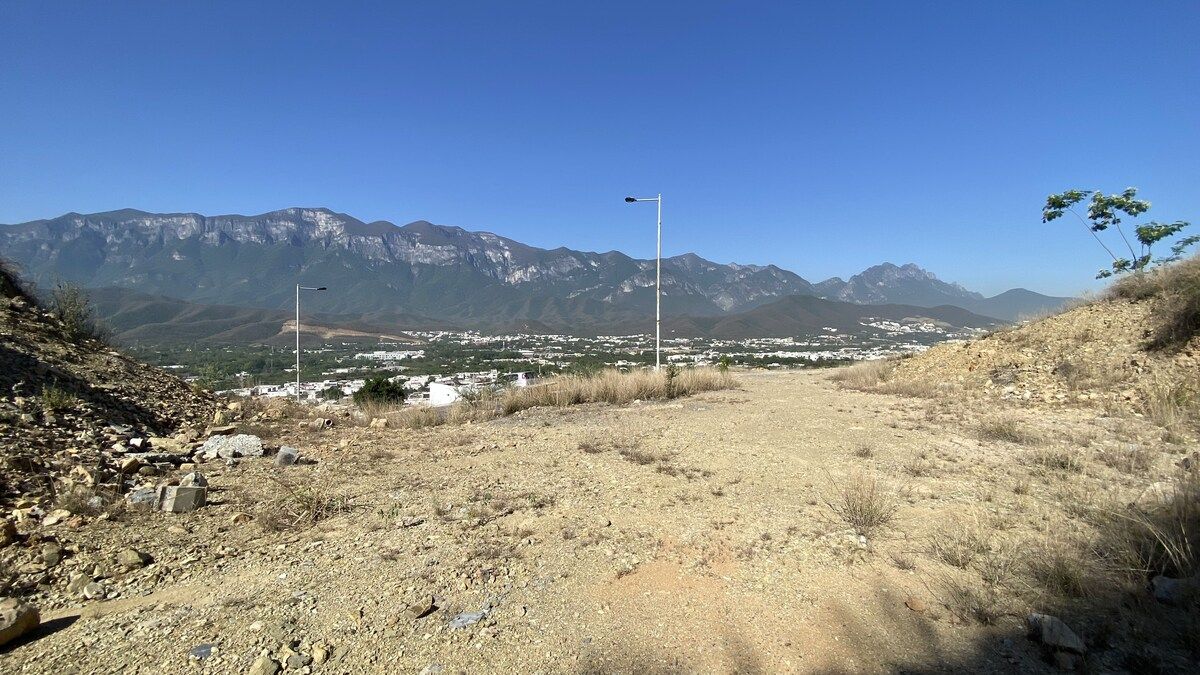 Imagen del entorno residencial con calles amplias y acceso