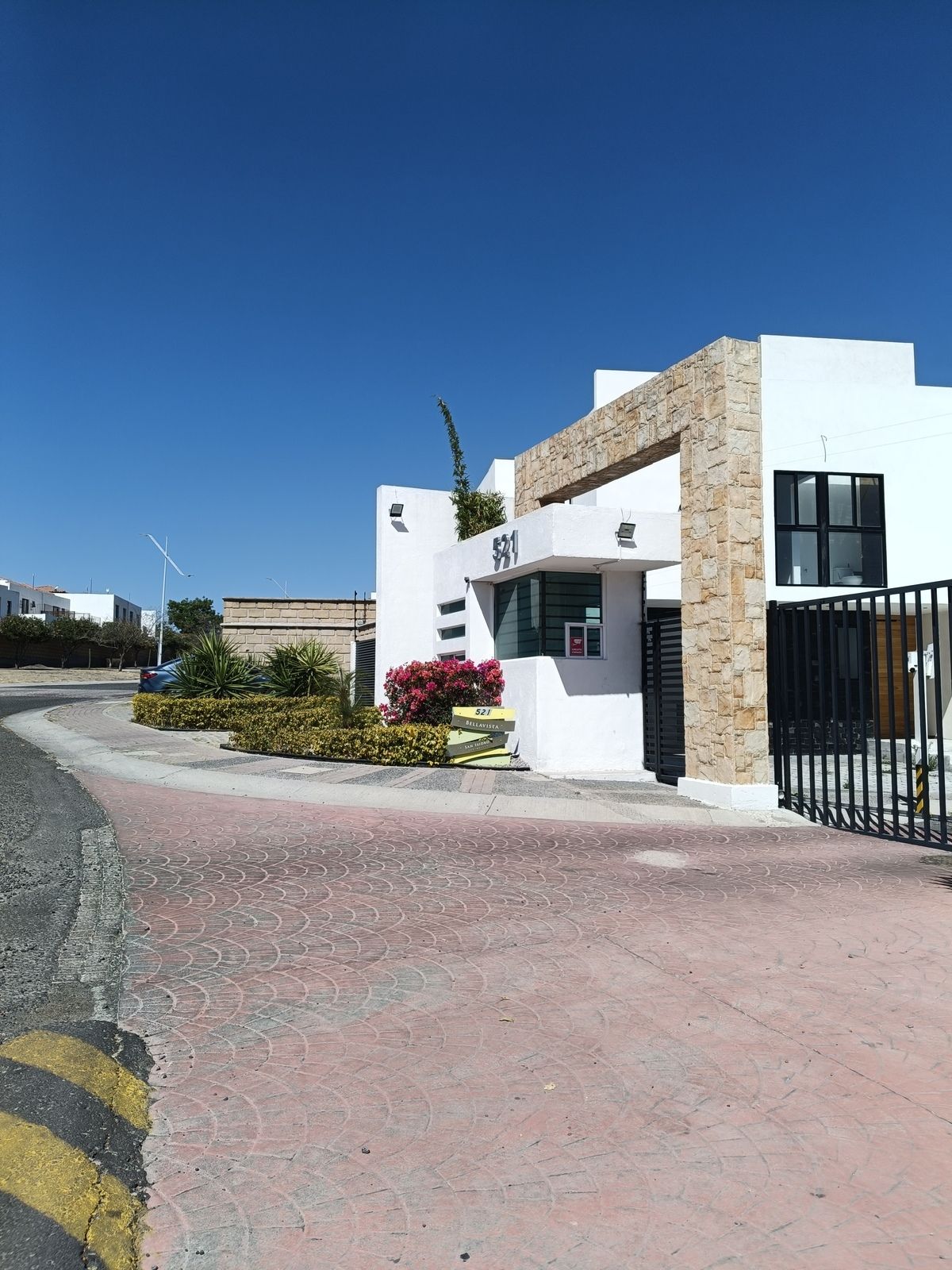 2 de 16: Entrada condominio