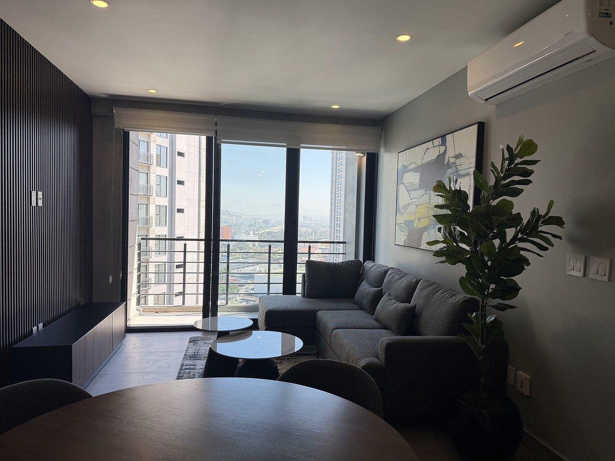 3 de 23: Bello departamento con vista hacia la Plaza comercial