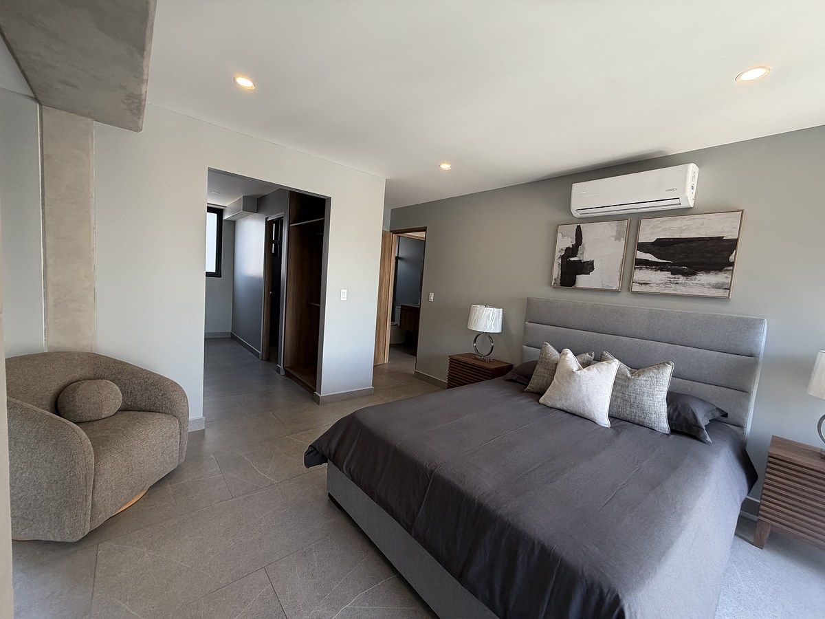 17 de 23: Recámara principal con walking closet y baño completo