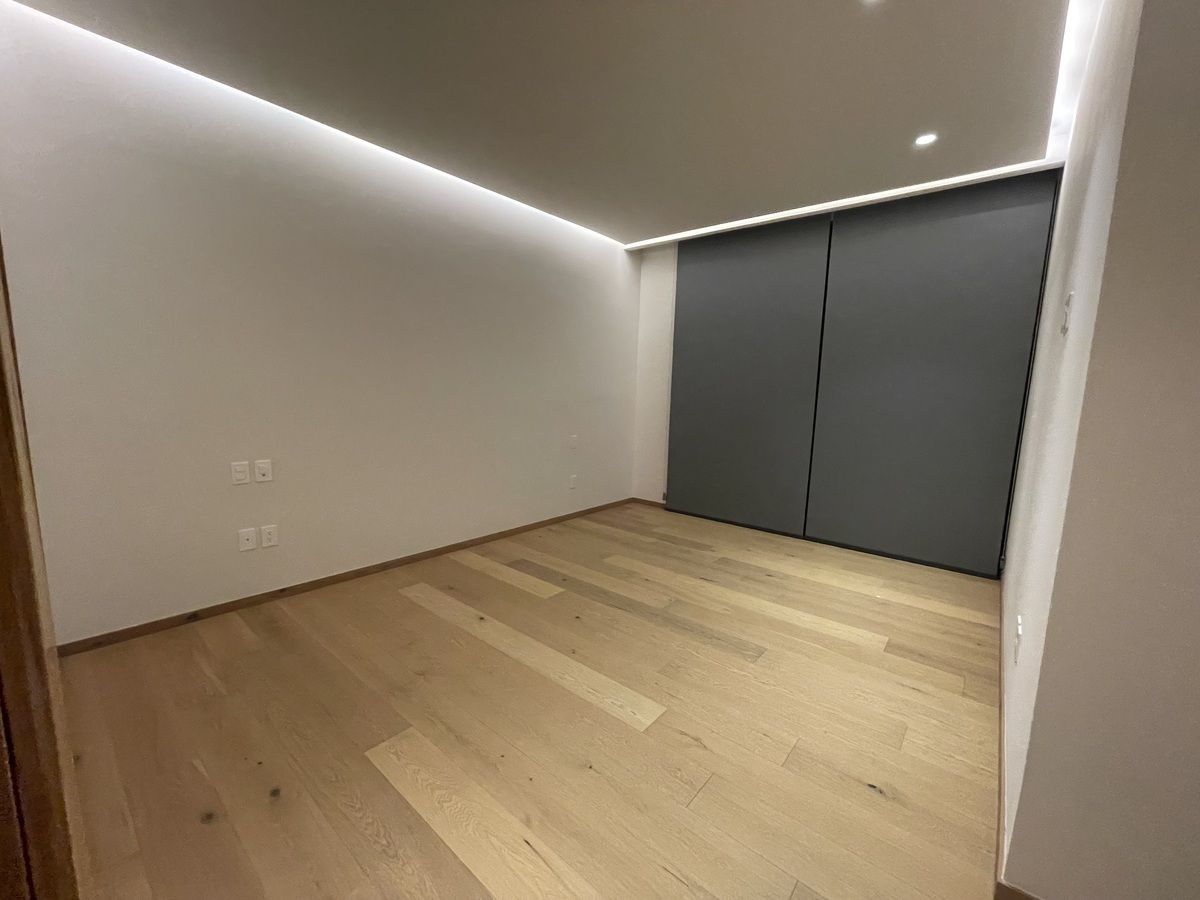 1 de 8: Recámara principal con cortinas