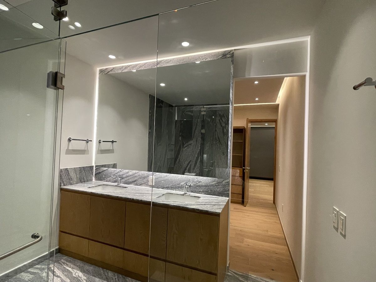 4 de 8: Dos lavabos baño principal y hermoso espejo iluminado