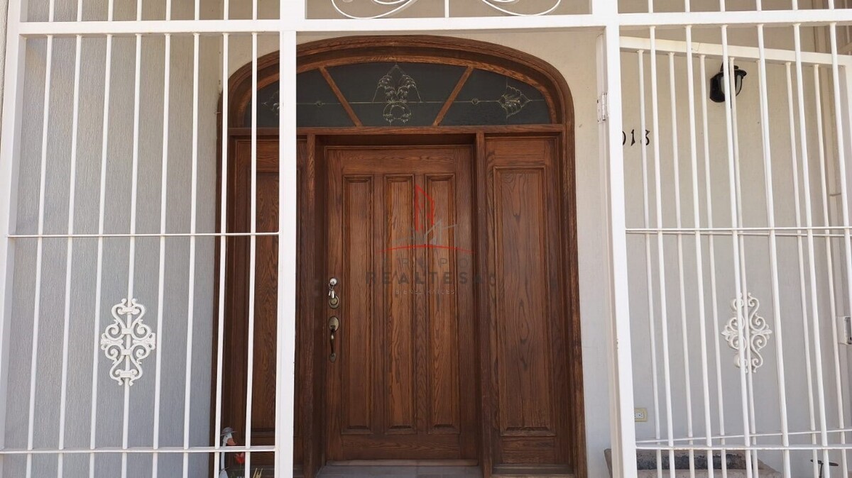 2 of 15: PUERTA PRINCIPAL CON REJA DE SEGURIDAD