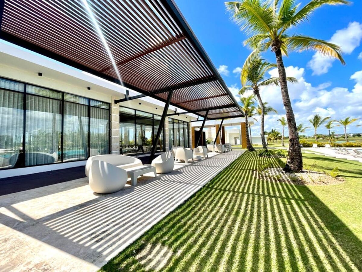 5 of 17: Casa Club
