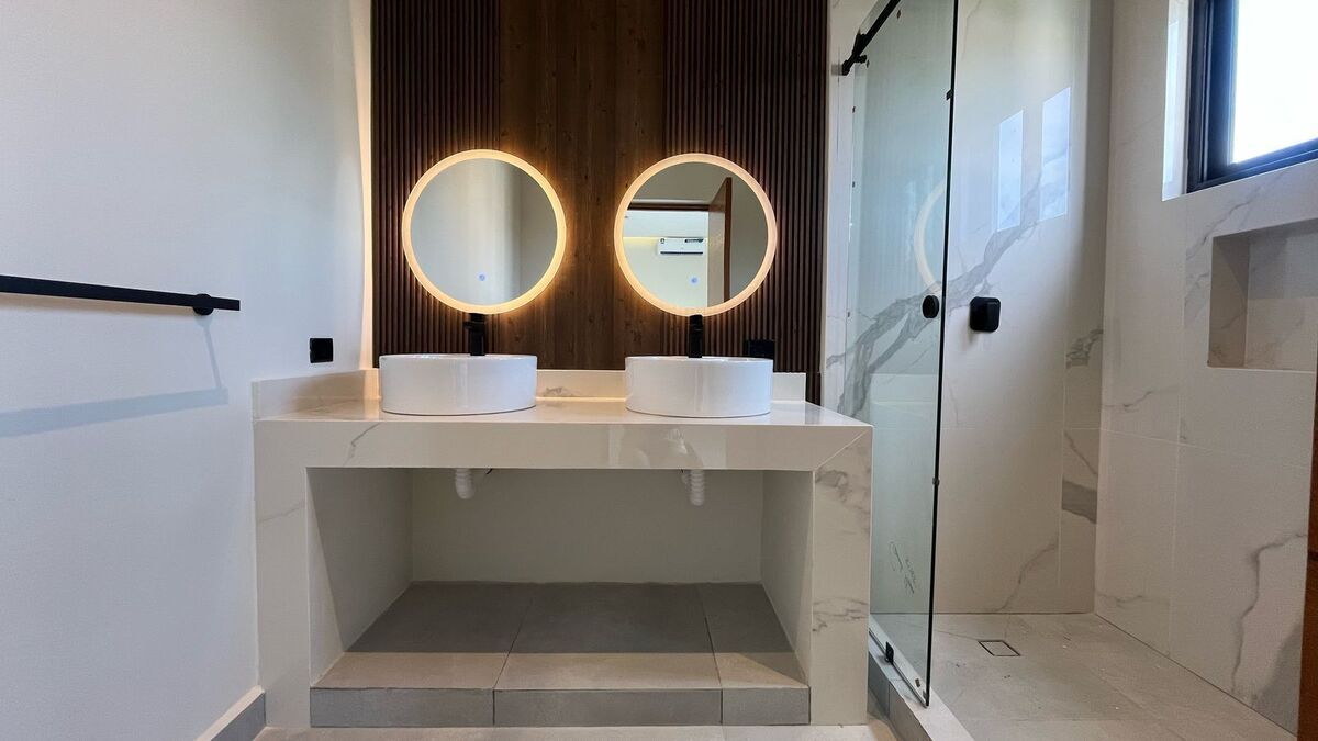 6 of 18: En esta imagen aún no está la carpintería de baños