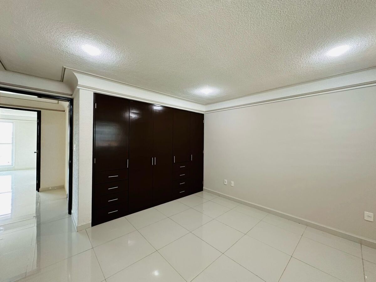 6 of 24: HABITACIÓN