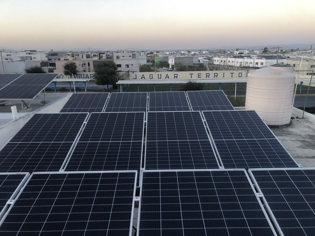3 de 9: 12 Paneles Solares y Tinaco de 1100 litros