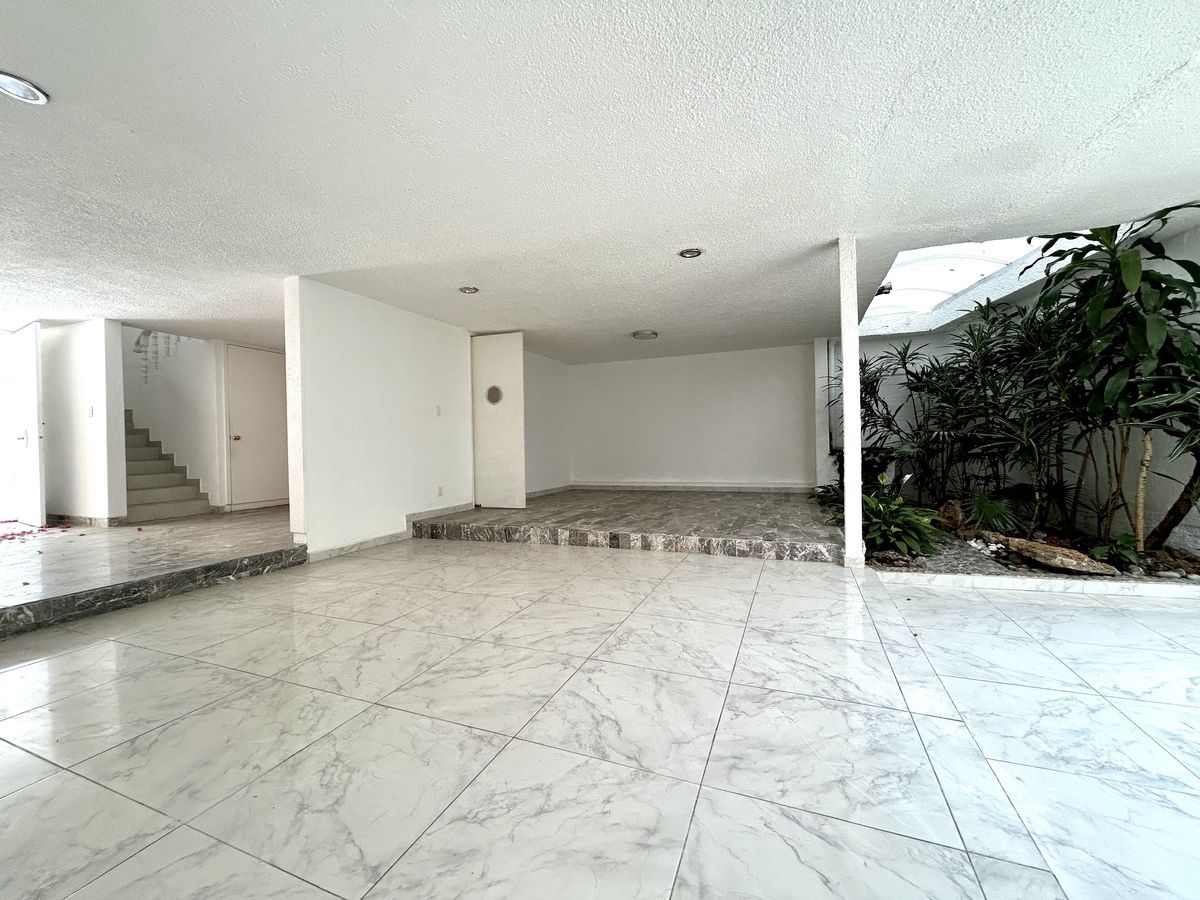 5 de 28: SALA DE ESTAR, COMEDOR, SALA FORMAL