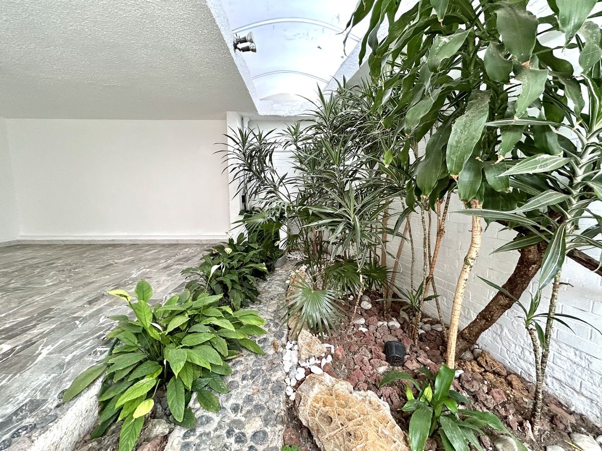 4 de 28: JARDINERA INTERIOR