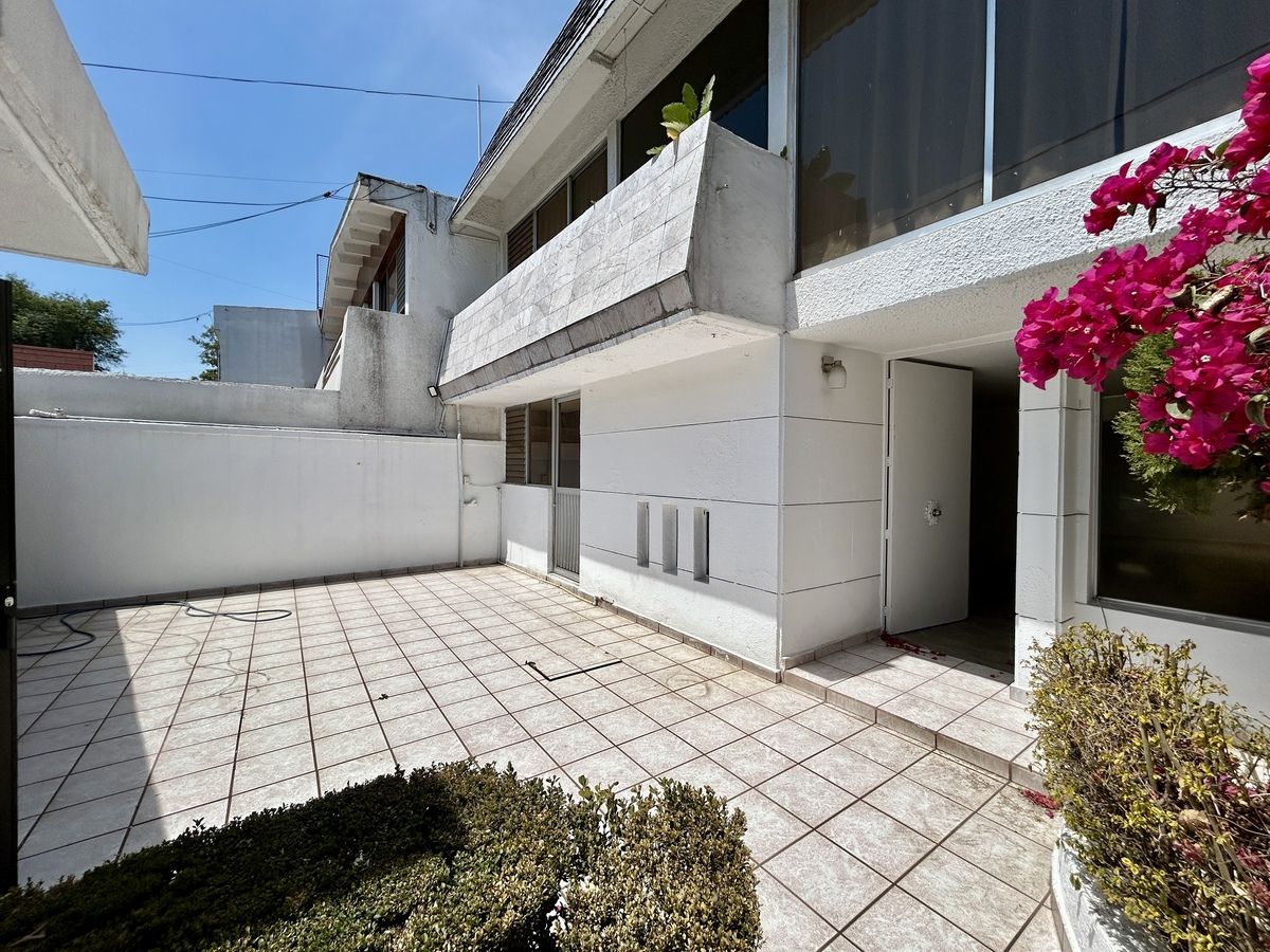 1 de 28: GARAGE Y PATIO