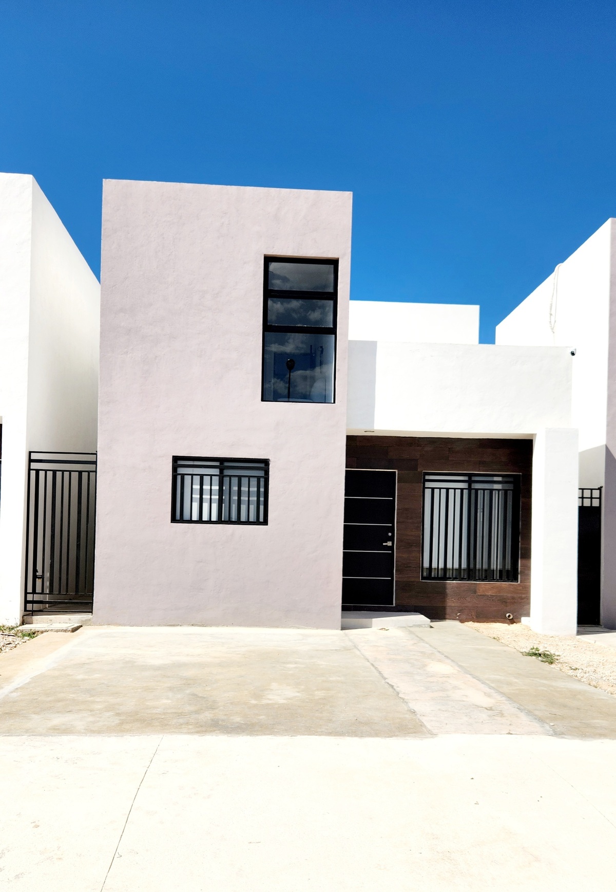 1 of 10: Fachada principal