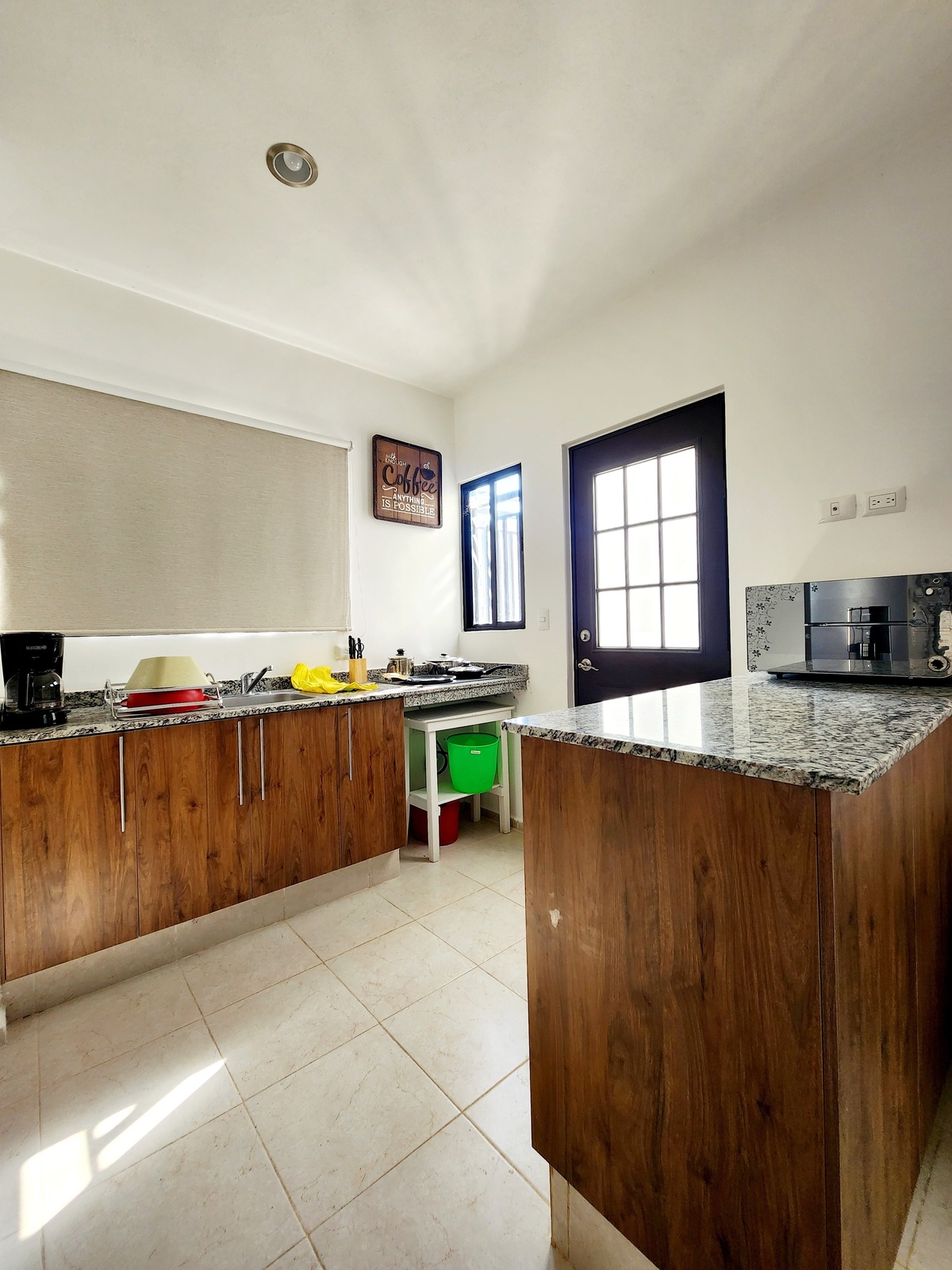 2 of 10: Cocina equipada