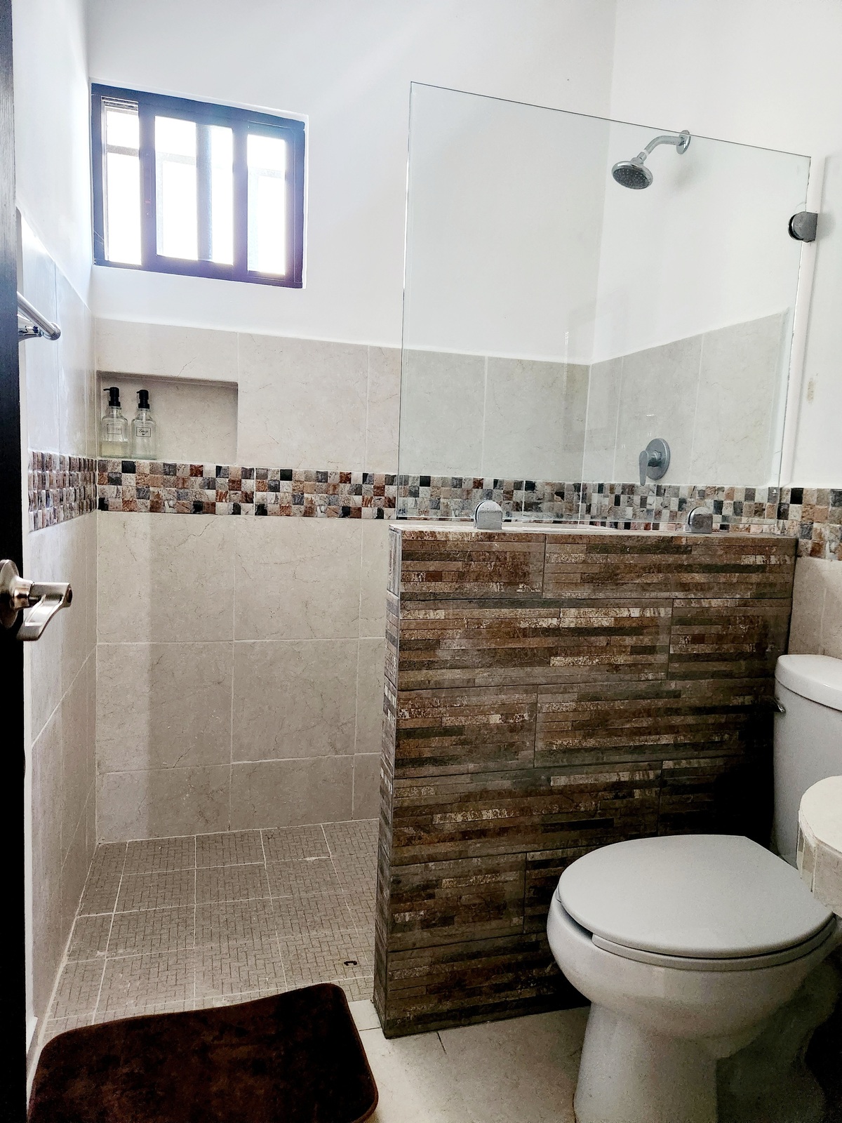 5 of 10: Baño completo en planta baja.