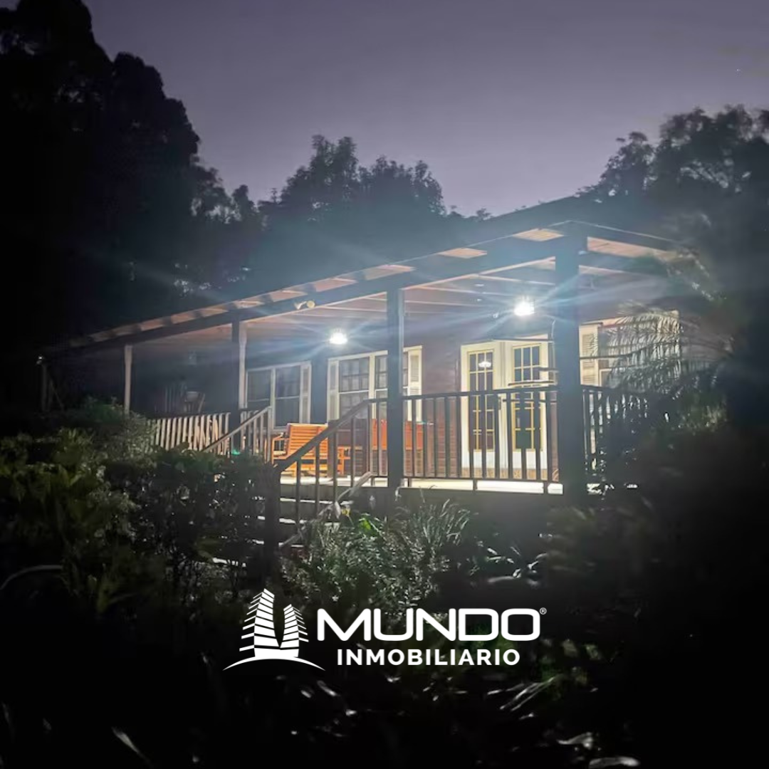 2 de 18: Fachada de noche