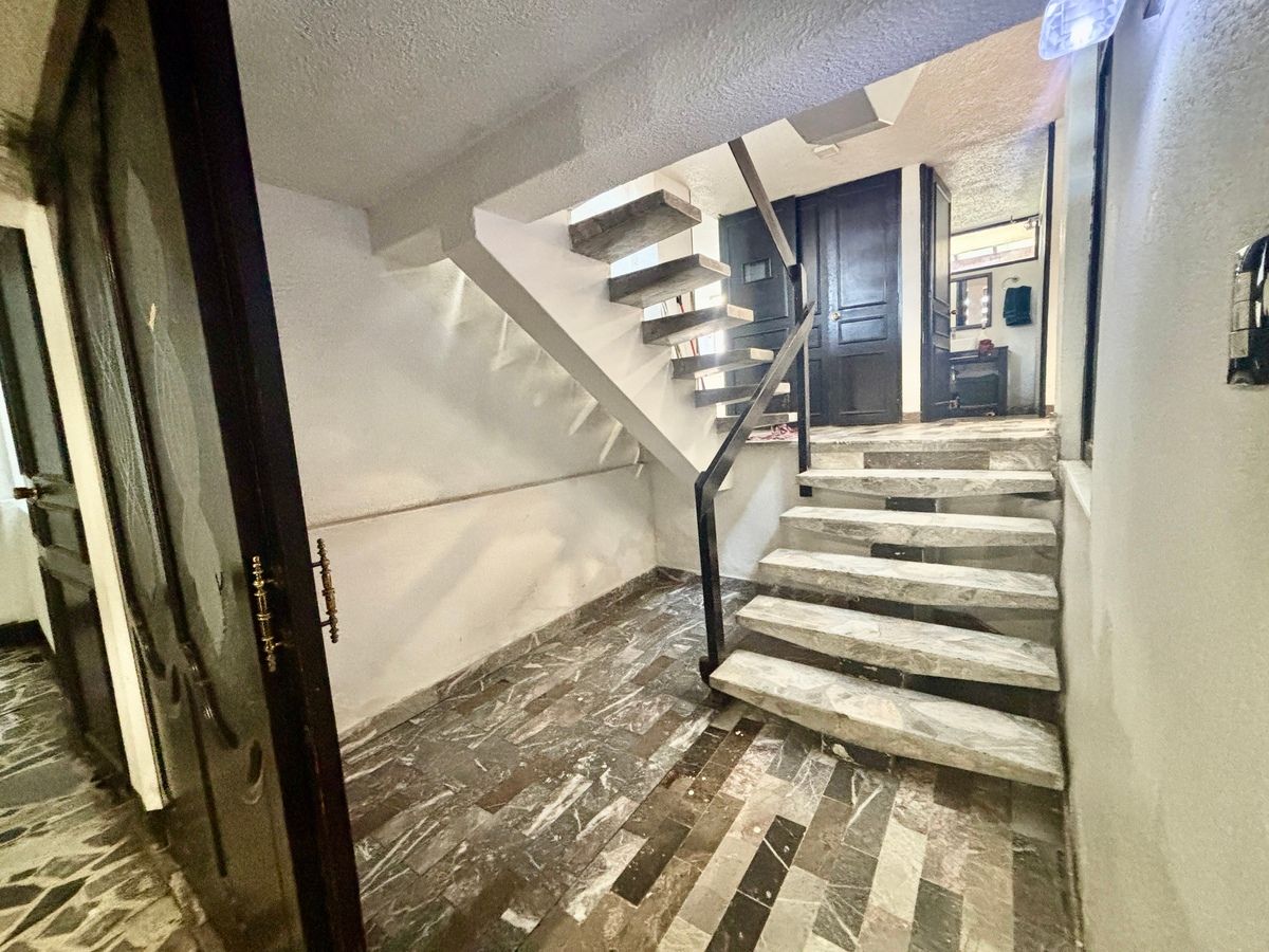 5 de 42: Escalera de entrada