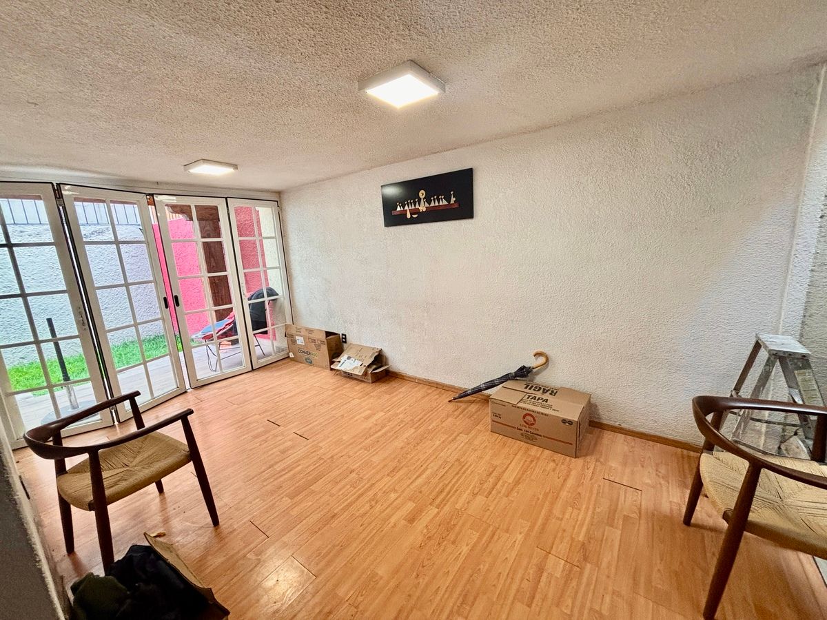 6 de 42: Sala de TV con salida al jardín