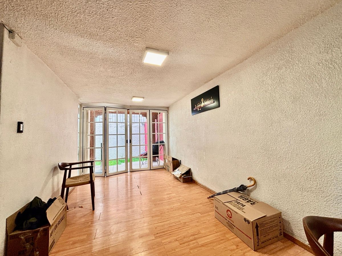 7 de 42: Sala de TV con salida al jardín