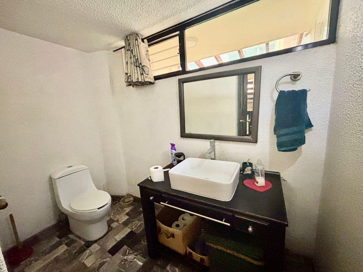 18 de 42: Medio baño de visitas