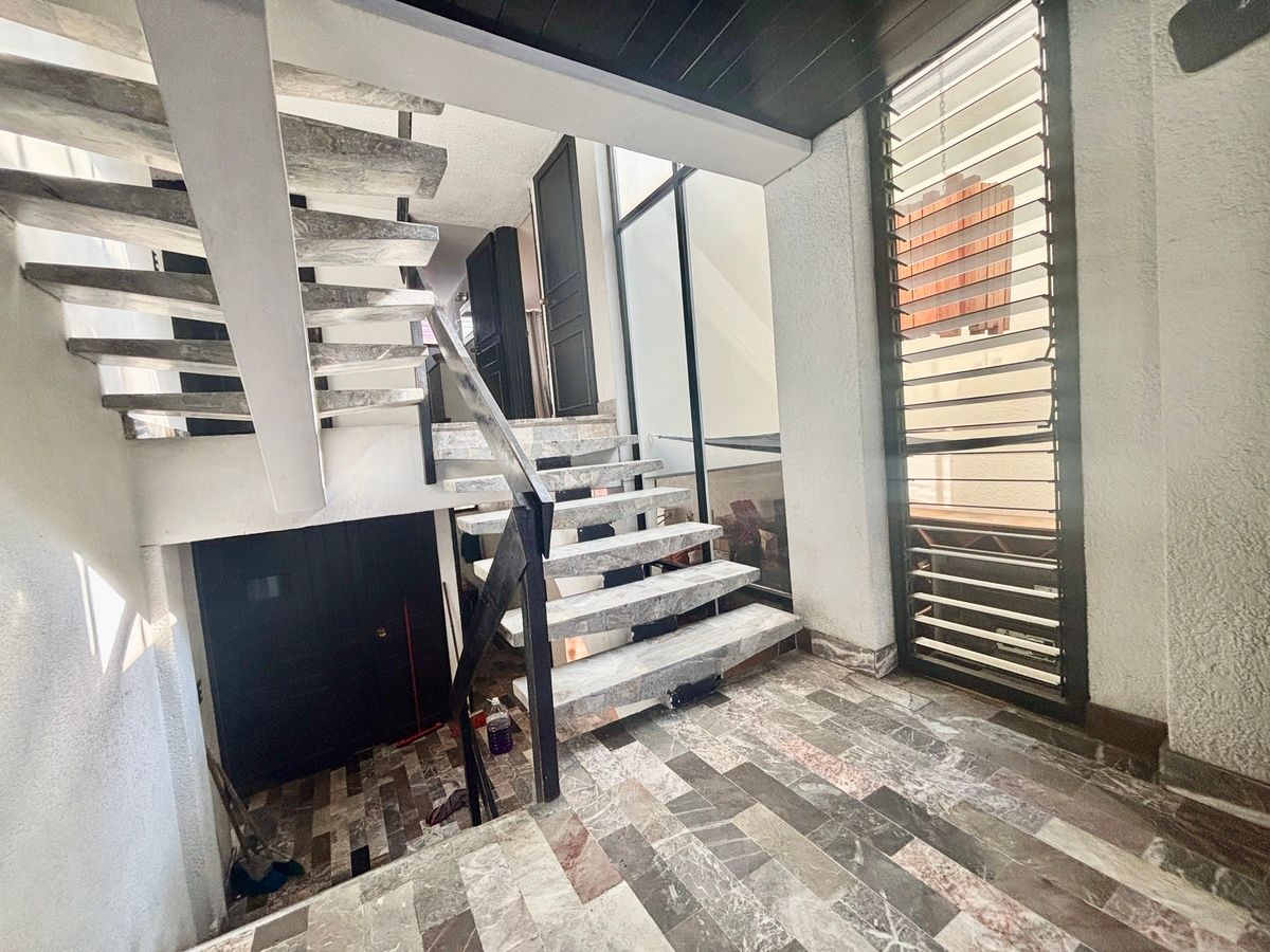 19 de 42: Escalera para subir a estancia